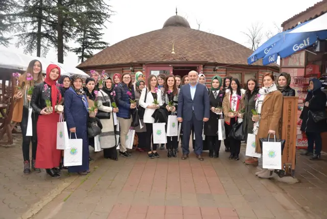 Başkan Püsküllü Bayan personellerini unutmadı