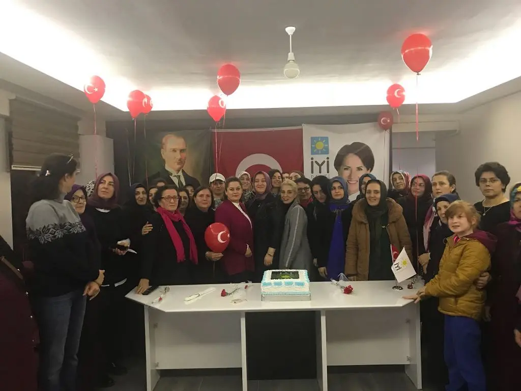 Haber: İYİ Partili Kadınlar Pasta Kesti, Balon Uçurdu - Galeri-2