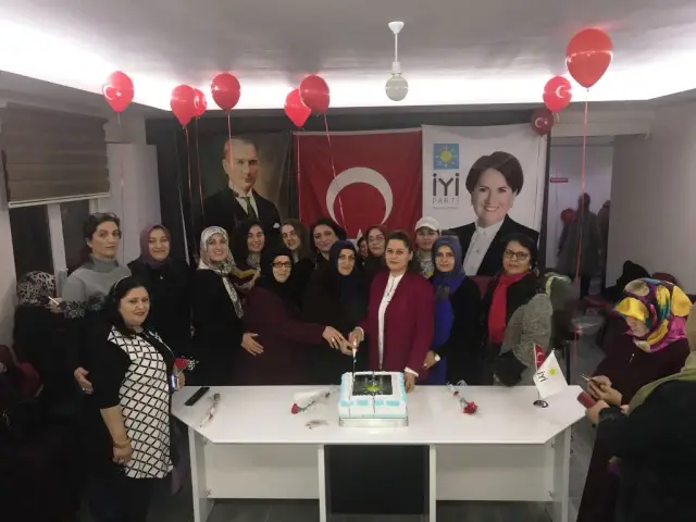 İYİ Partili Kadınlar Pasta Kesti, Balon Uçurdu