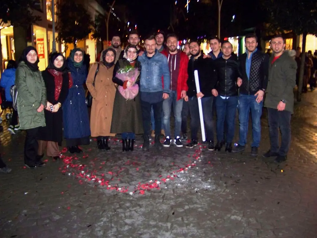 Haber: Hendek’li Genç Çark Caddesinde Evlilik Teklif Etti - Galeri-1