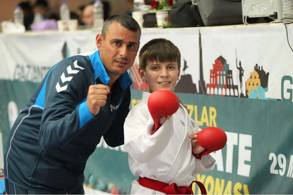 Haber: Karate Şampiyonluğunu Babası ile Kutladı - Öne Çıkan