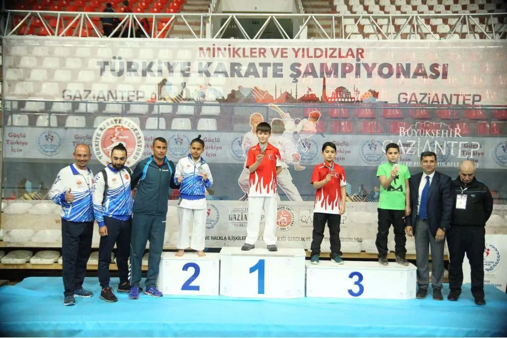 Haber: Karate Şampiyonluğunu Babası ile Kutladı - Galeri-1
