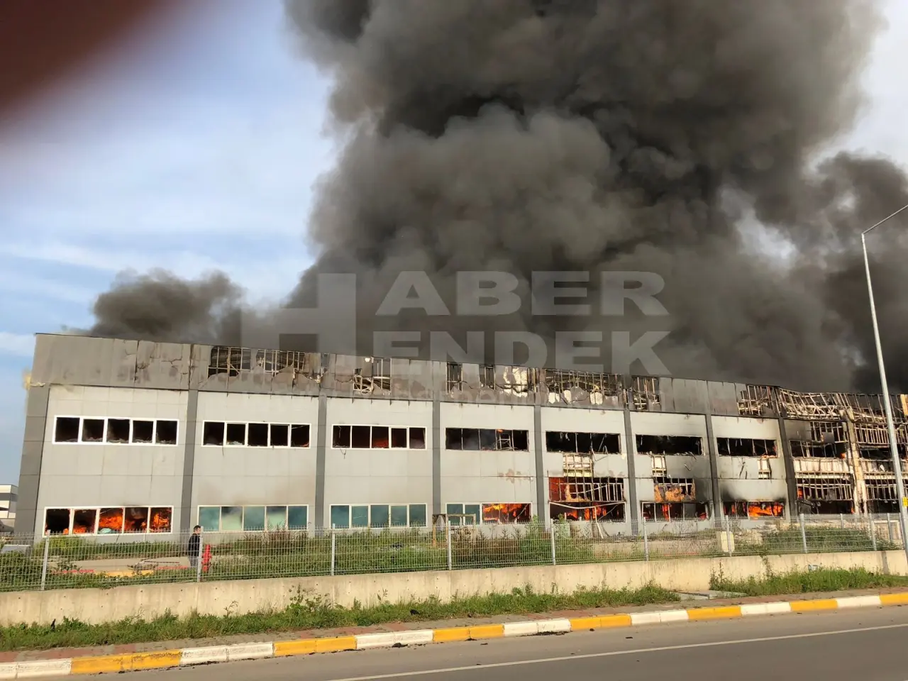 Haber: Mobilya Fabrikası Tamamen Yanarak Kullanılamaz Hale Geldi - Galeri-1