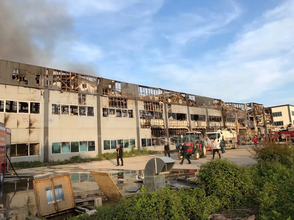 Haber: Mobilya Fabrikası Tamamen Yanarak Kullanılamaz Hale Geldi - Galeri-4