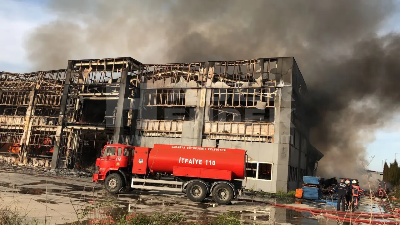 Haber: Mobilya Fabrikası Tamamen Yanarak Kullanılamaz Hale Geldi - Galeri-2