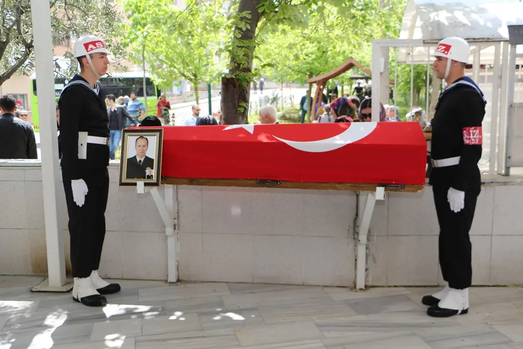 Haber: HENDEKLİ KURMAY ALBAY SON YOLCULUĞUNA UĞURLANDI - Galeri-1