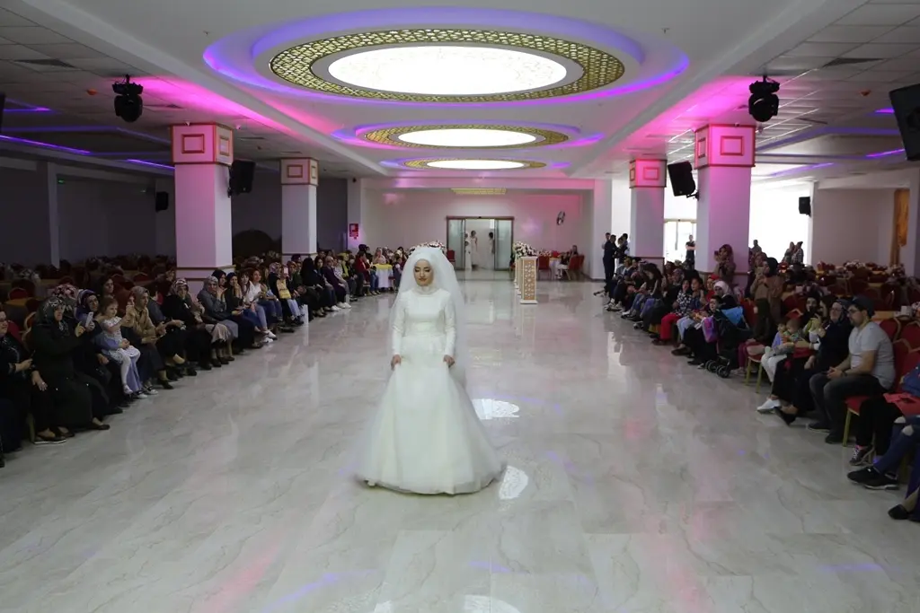 Haber: AYLA ERDAL’DAN DEFİLELİ AÇILIŞ - Öne Çıkan