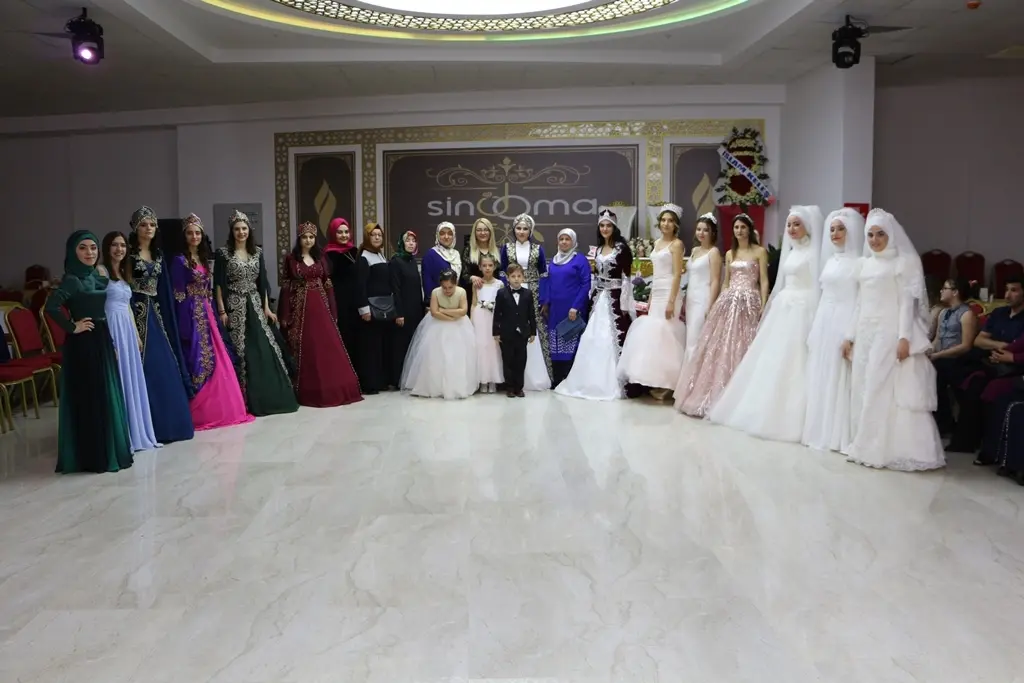 Haber: AYLA ERDAL’DAN DEFİLELİ AÇILIŞ - Galeri-4