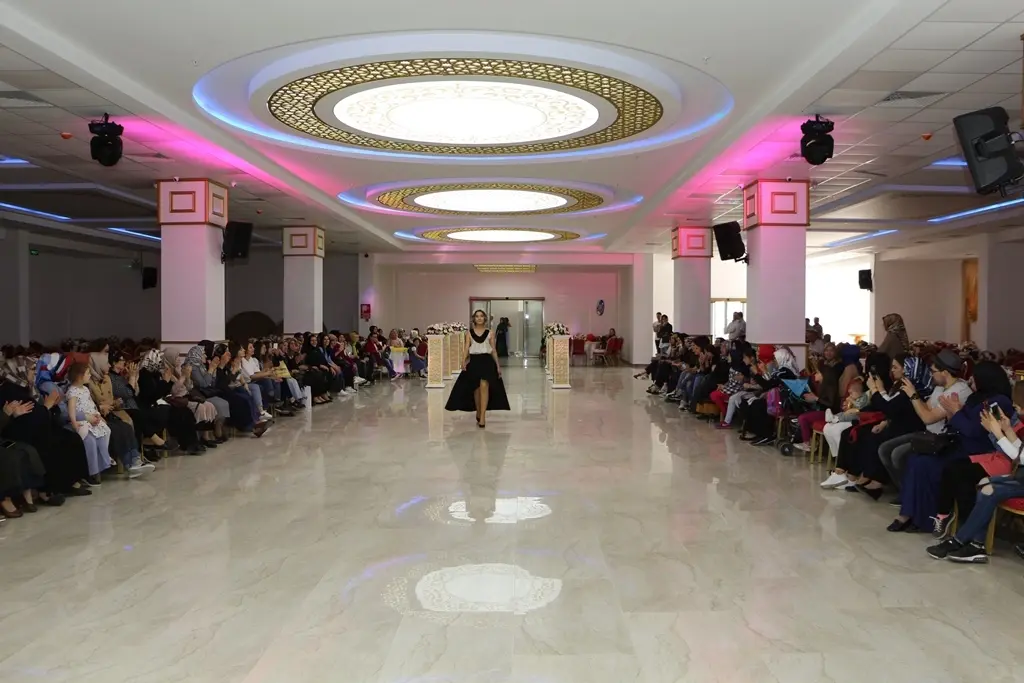 Haber: AYLA ERDAL’DAN DEFİLELİ AÇILIŞ - Galeri-1
