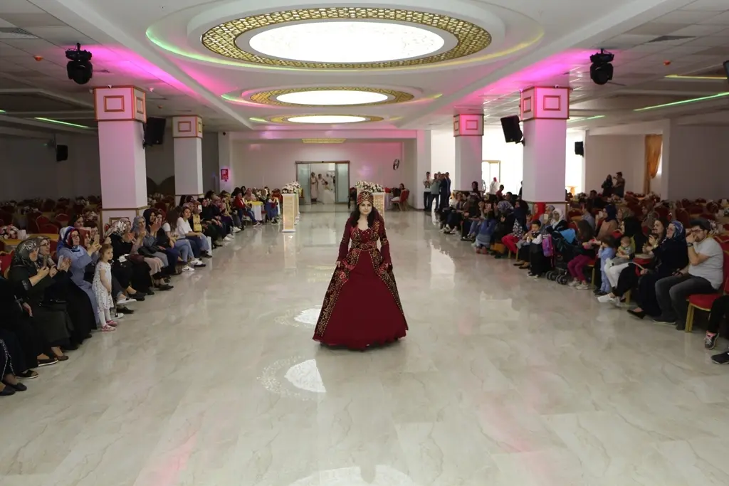 Haber: AYLA ERDAL’DAN DEFİLELİ AÇILIŞ - Galeri-7