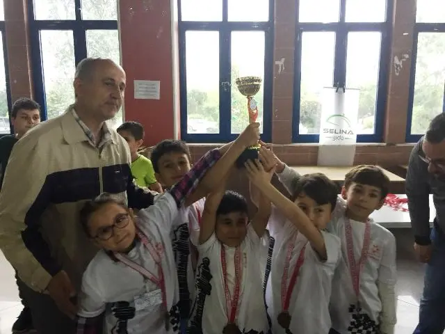 Haber: Yeniyüzyıl İlkokulu Satrançta İl Üçüncüsü Oldu - Öne Çıkan