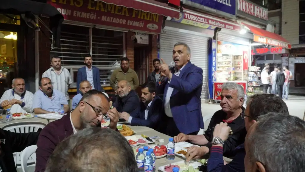 Haber: Ak Parti İlçe Teşkilatı Esnafla Sahurda Buluştu - Galeri-2