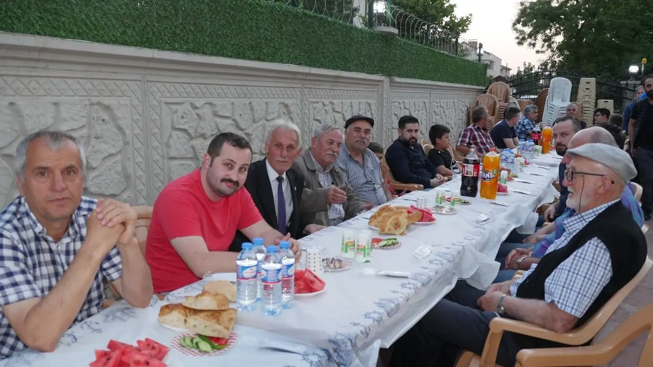 Haber: Albayrakoğlu ailesi iftar verdi - Öne Çıkan