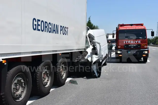 Otobanda Kaza Baba Oğul Yaralandı   