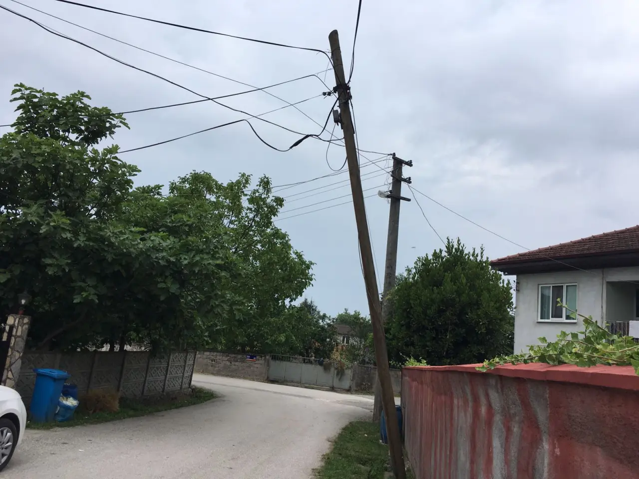 Haber: Telefon Direği Yıkılmak Üzere - Öne Çıkan