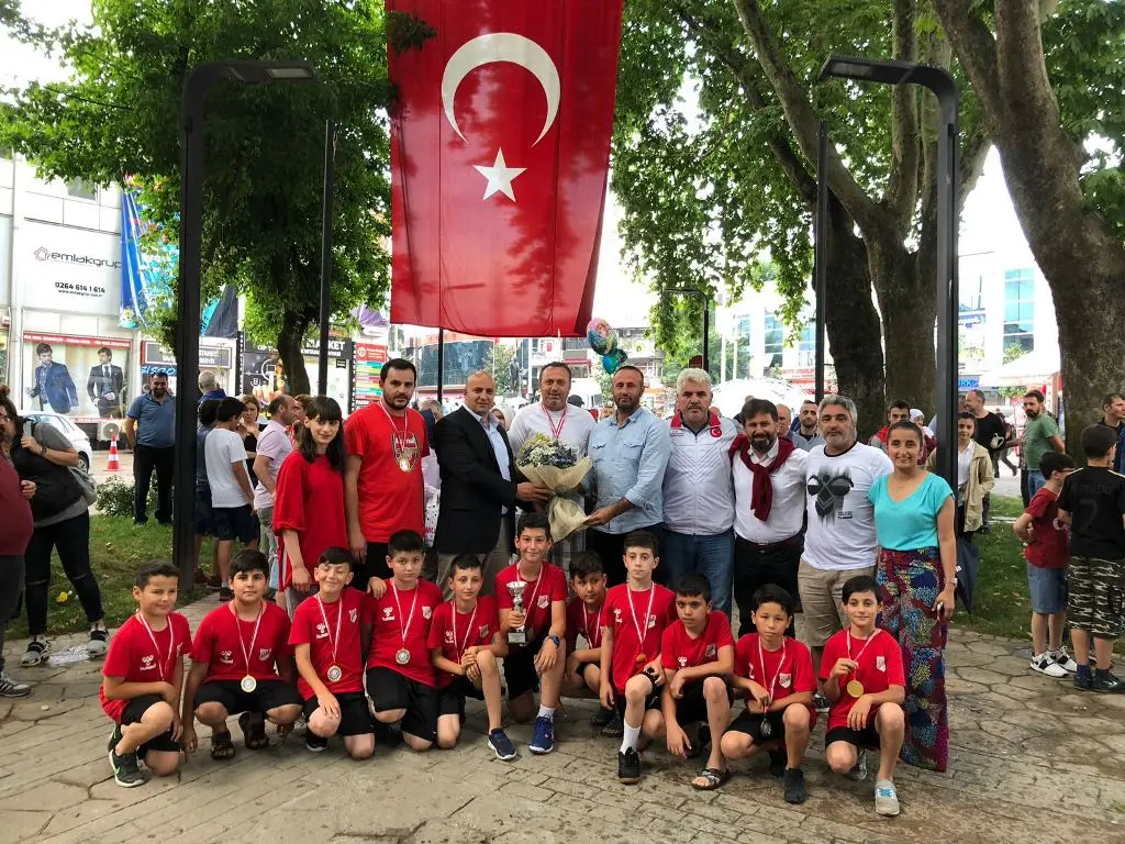 Haber: Türkiye İkincisi Minik Hentbol Takımı Coşkuyla Karşılandı - Galeri-4