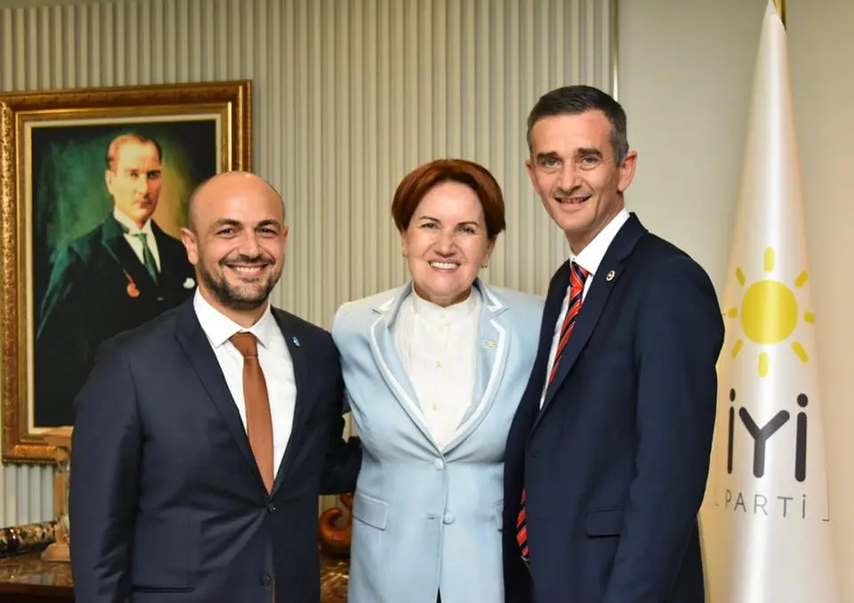 Haber: Dikbayır TBMM'ye Kaydını Yaptırdı, Rozetini Akşener Taktı - Galeri-2