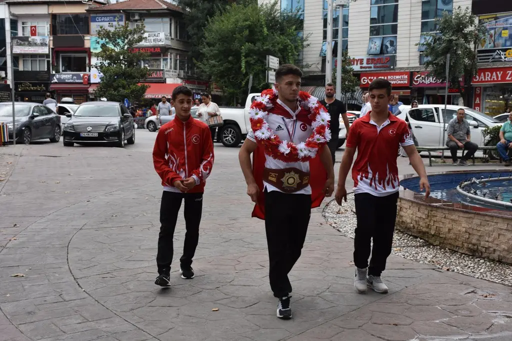 Haber: Dünya Şampiyonuna Coşkulu Karşılama - Öne Çıkan