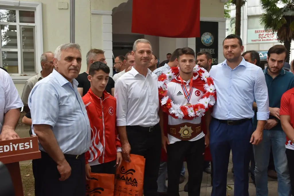 Haber: Dünya Şampiyonuna Coşkulu Karşılama - Galeri-10