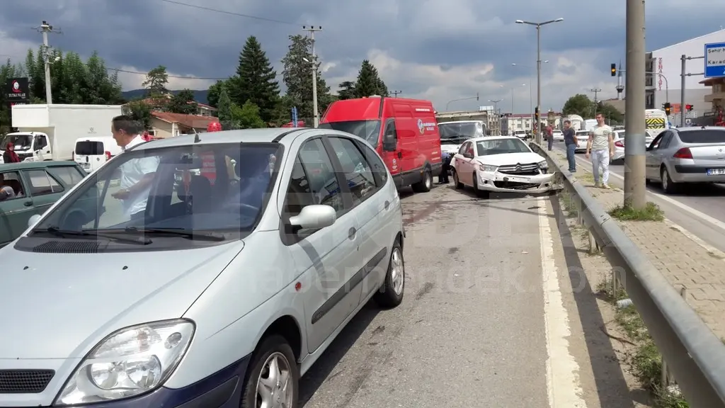 Haber: Altı Aracın Karıştığı İki Ayrı Kazada 8 Kişi Yaralandı - Galeri-1