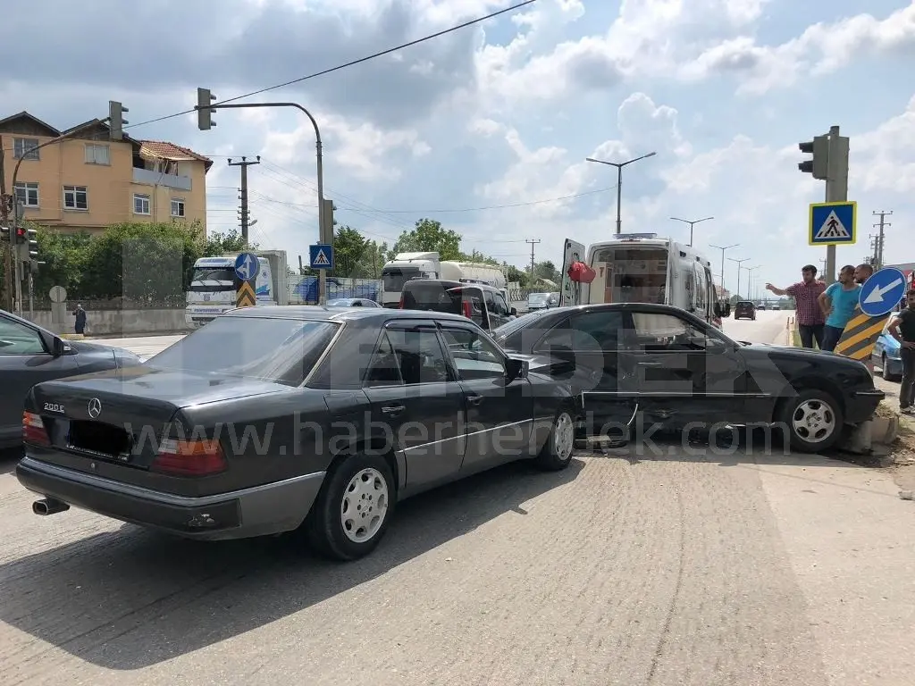 Haber: Köprübaşı Işıklarında Kaza 5 Yaralı - Galeri-1