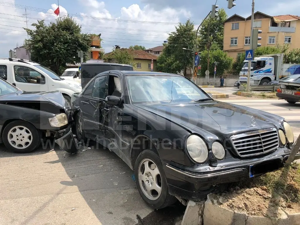 Haber: Köprübaşı Işıklarında Kaza 5 Yaralı - Galeri-2