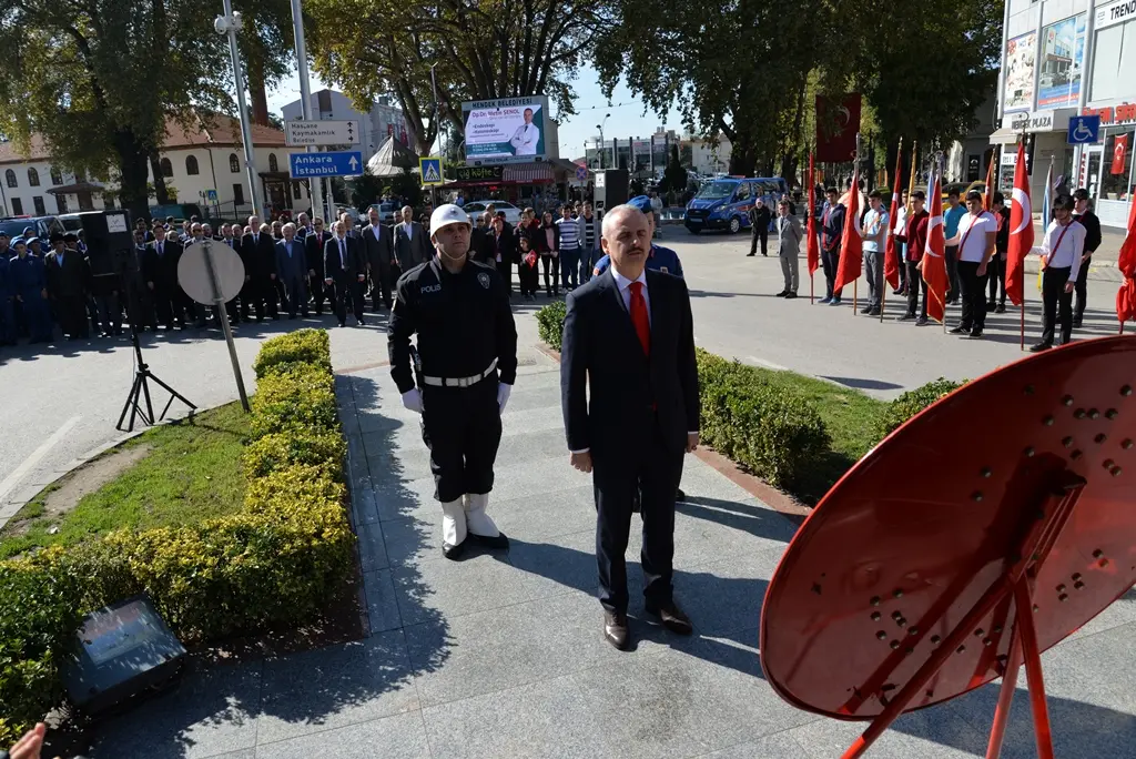 Haber: Cumhuriyet Bayramı Çelenk koyma töreni yapıldı - Öne Çıkan