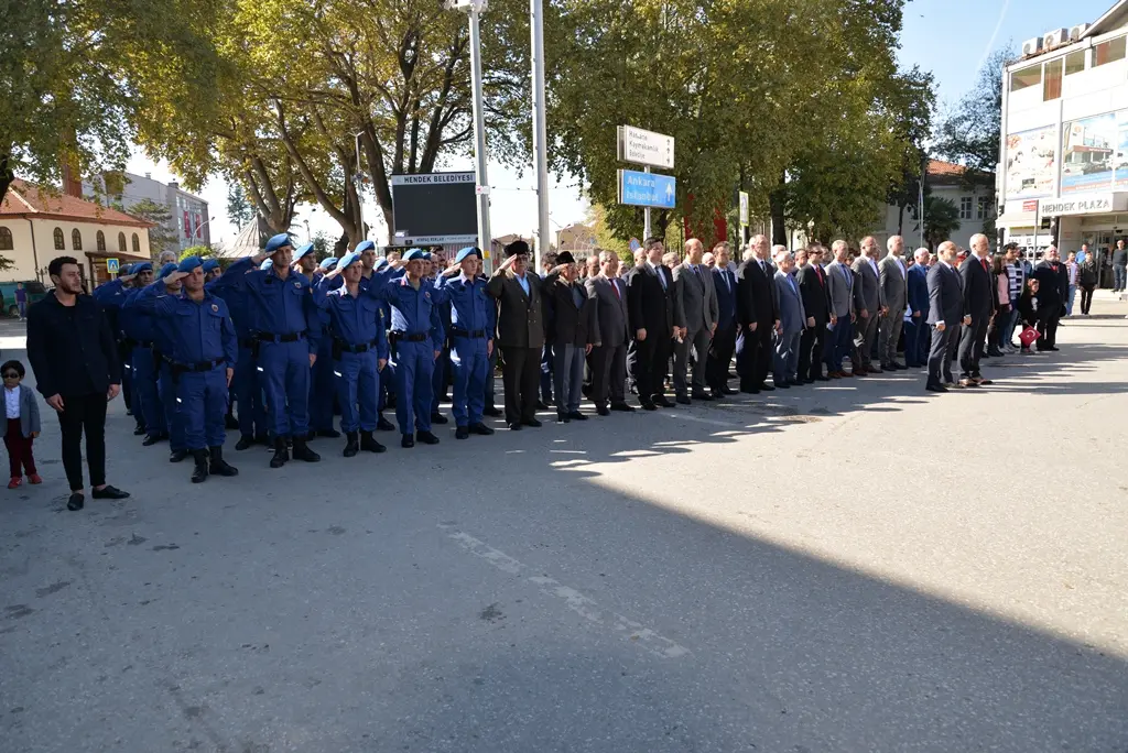 Haber: Cumhuriyet Bayramı Çelenk koyma töreni yapıldı - Galeri-1