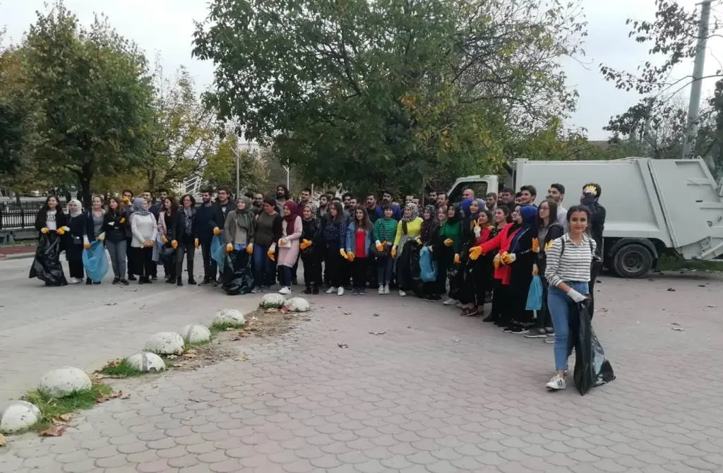 Haber: Üniversite Öğrencileri Çöp Topladı - Öne Çıkan