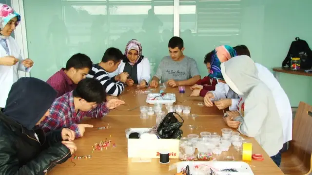 Çocuklar Eğitim Görüyor Anneler Meslek Öğreniyor