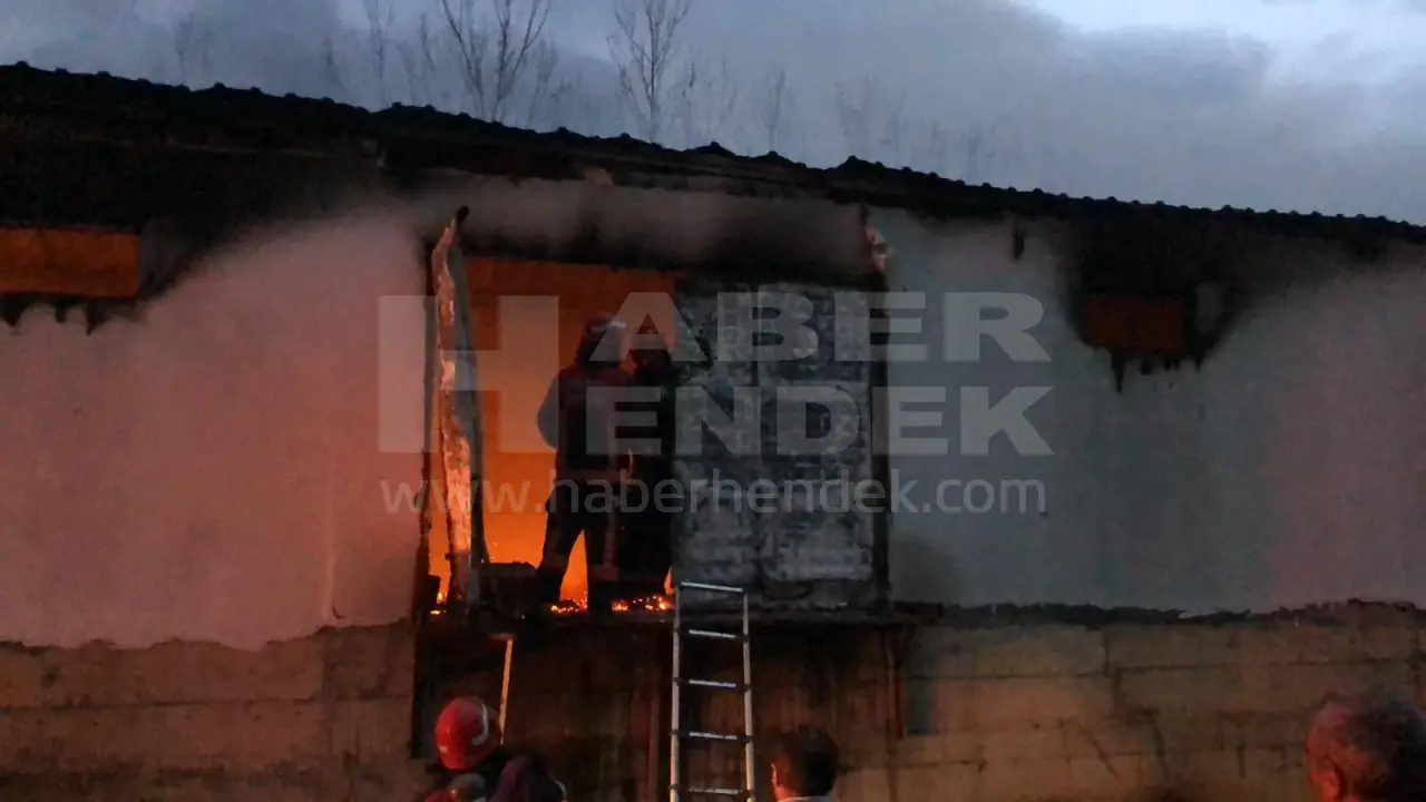 Haber: Hendek’te Tavuk Kümesinde Yangın - Galeri-1