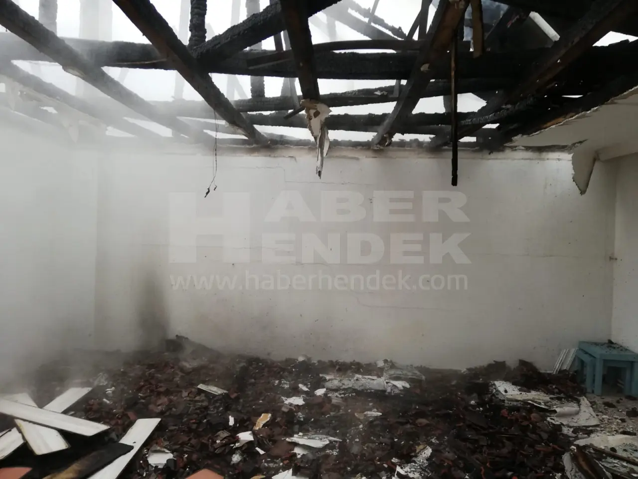 Haber: Hendek'te Yangın Çatı Katı Alevlere Teslim Oldu - Galeri-1