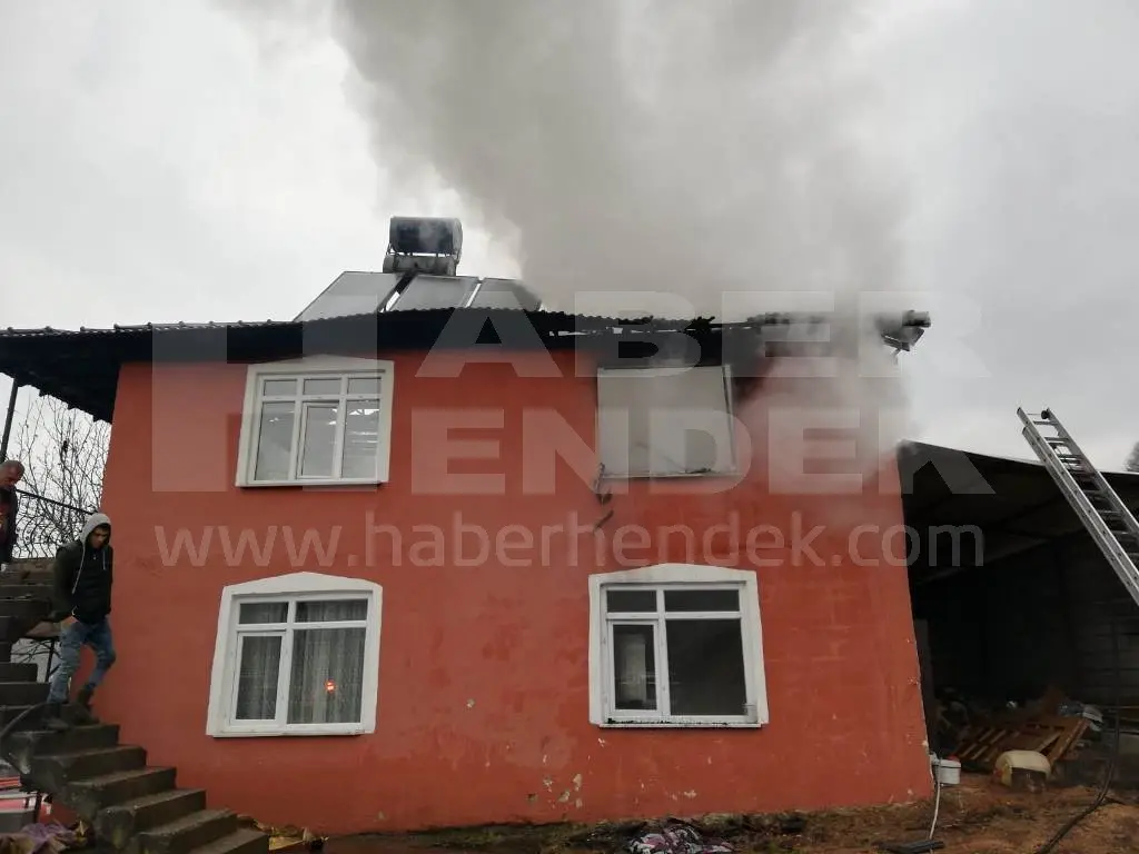 Haber: Hendek'te Yangın Çatı Katı Alevlere Teslim Oldu - Galeri-3