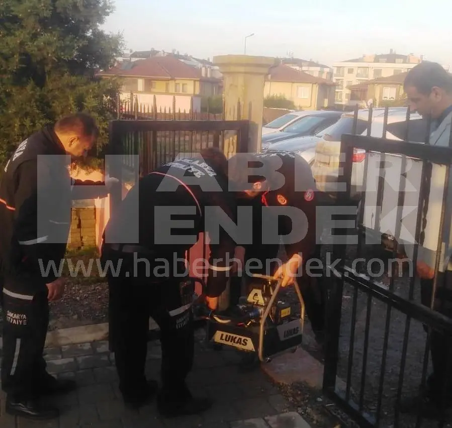 Haber: Kapıya Sıkışan Köpeğin İmdadına İtfaiye Yetişti - Galeri-1
