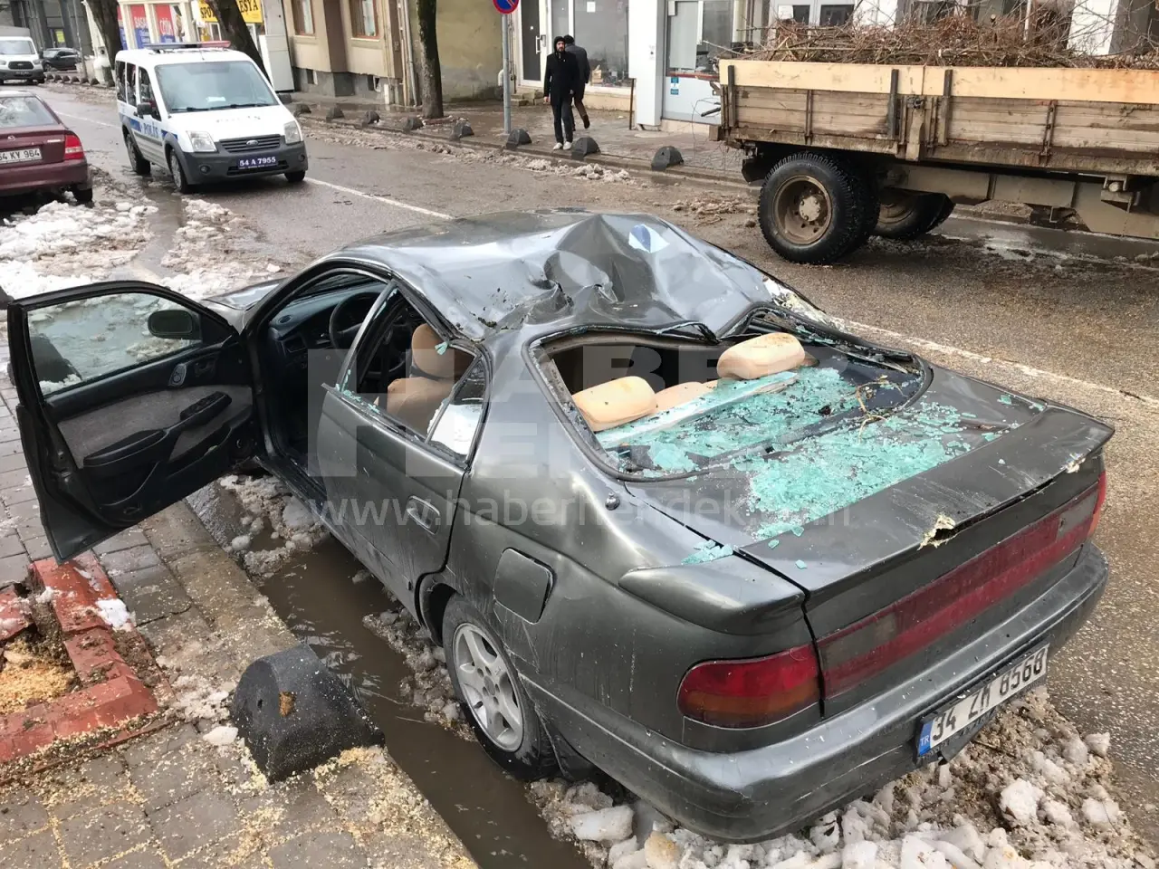 Haber: Şiddetli Rüzgâr Hendek’te Ağaç Devirdi - Galeri-1