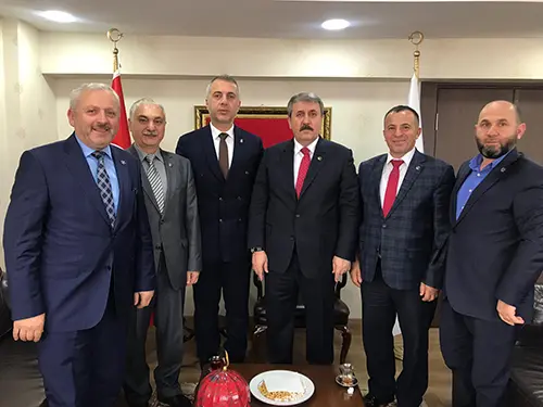 Haber: Babaoğlu, Ankara'da Büyük Birlik Partisi rozetini taktı. - Öne Çıkan
