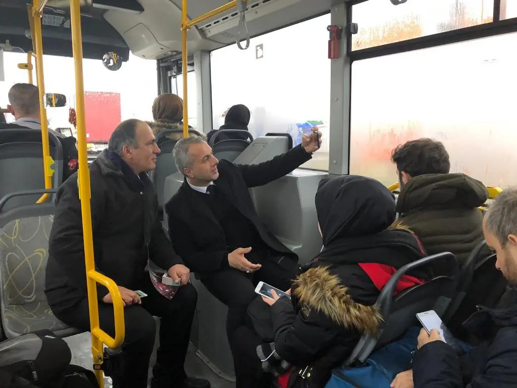 Haber: Bizim Turgut otobüse bindi vatandaşın sıkıntılarını dinledi - Galeri-2