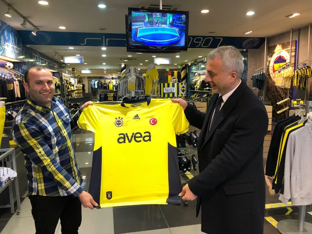 Haber: Bizim Turgut’a Fenerbahçe Forması Hediye Etti - Galeri-1