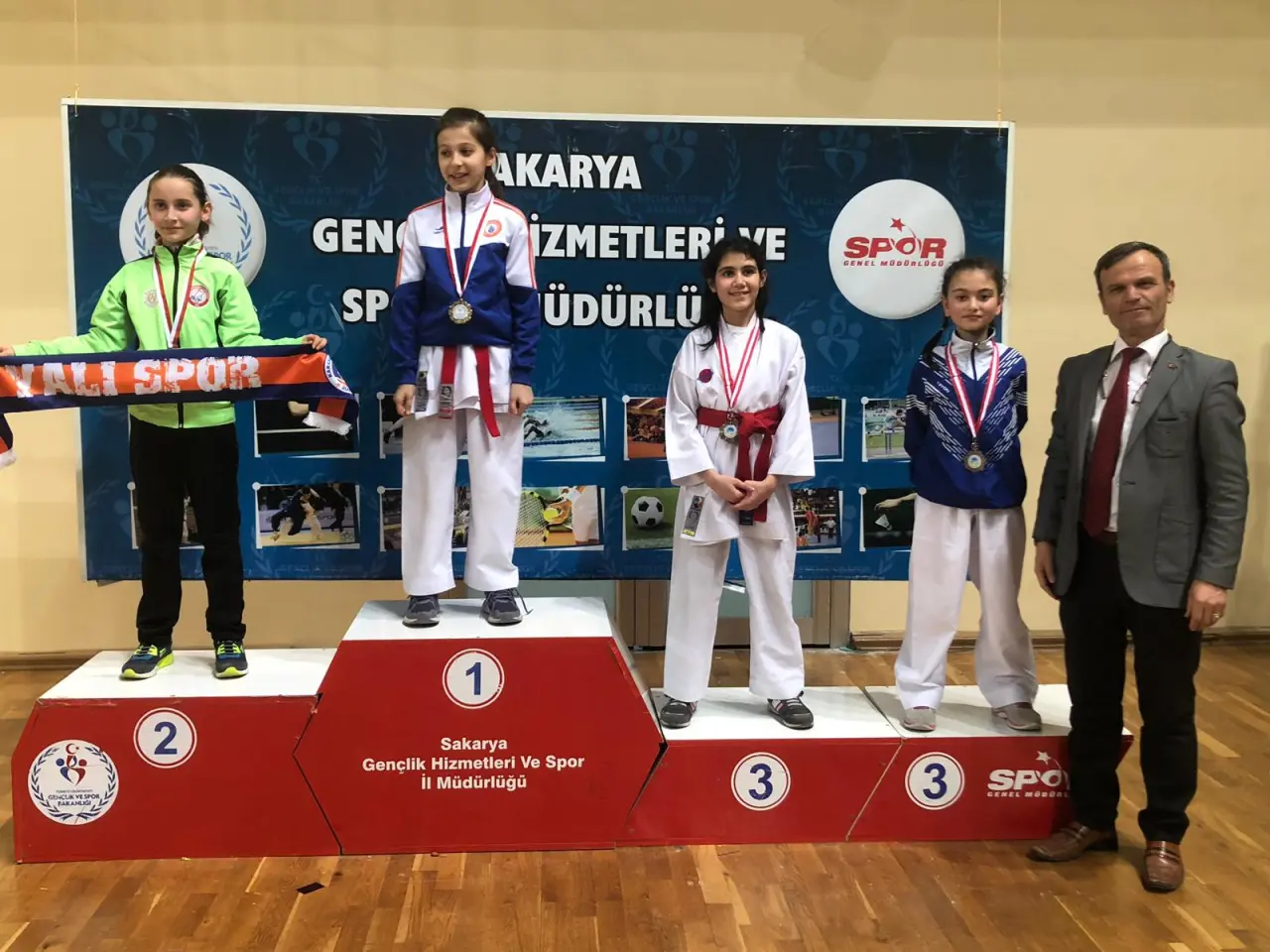 Haber: HENDEK KARATE TAKIMI HIZ KESMİYOR - Galeri-6