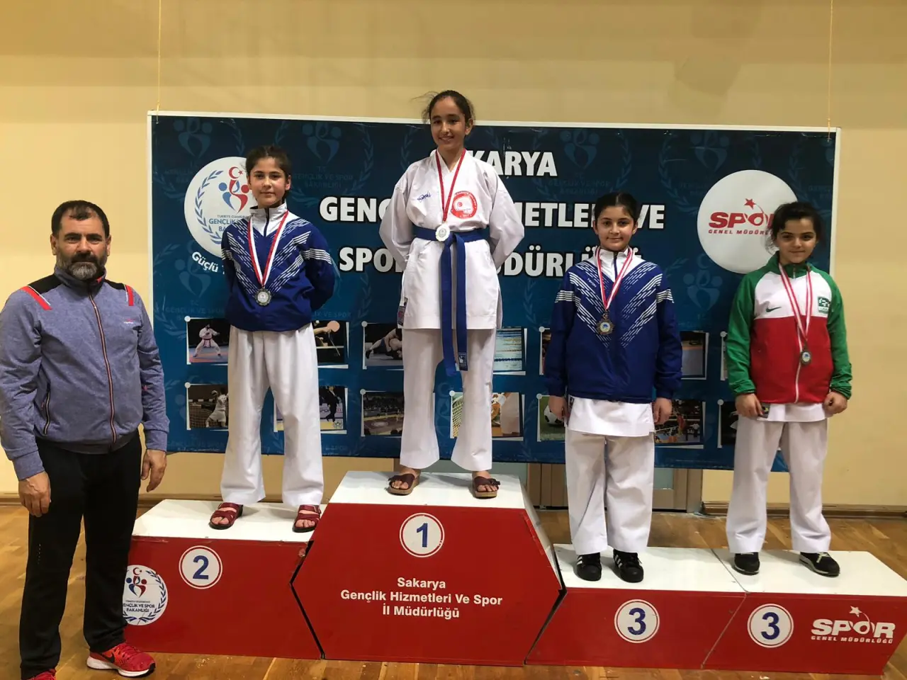Haber: HENDEK KARATE TAKIMI HIZ KESMİYOR - Galeri-3