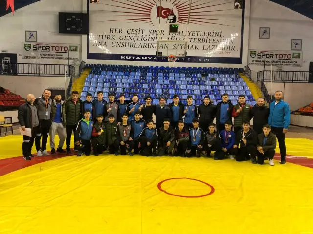 Hendekli Güreşçiler Madalyaları Topladı