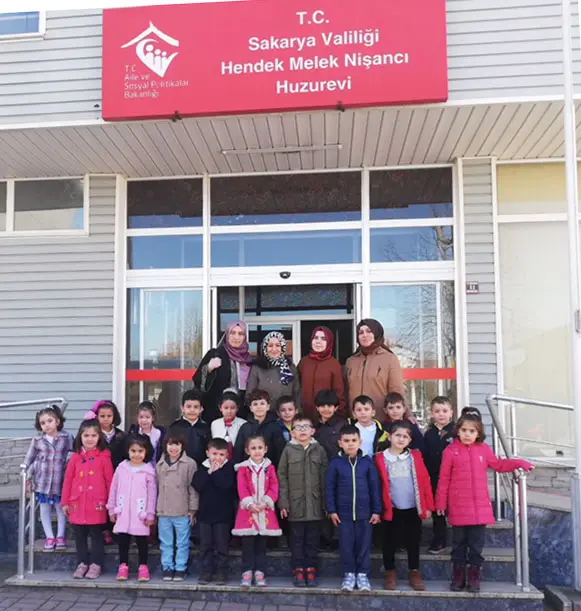 Haber: Minikler Huzurevini ziyaret etti - Öne Çıkan