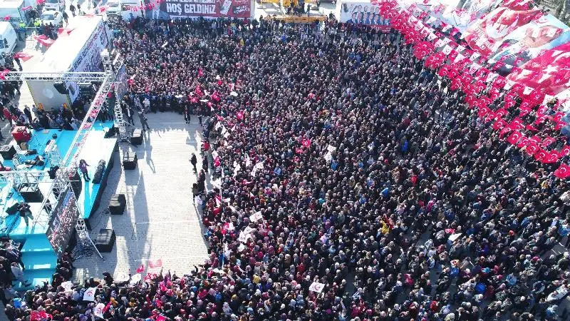 Haber: ON BİNLER BABAOĞLU İÇİN MEYDANI DOLDURDU - Öne Çıkan