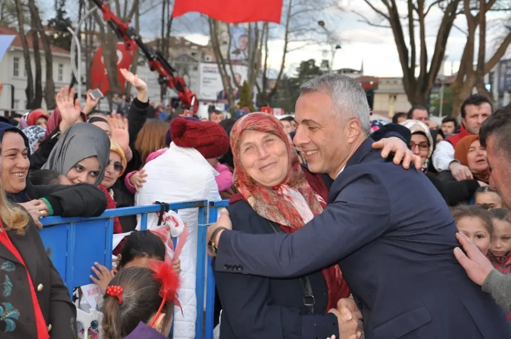 Haber: ON BİNLER BABAOĞLU İÇİN MEYDANI DOLDURDU - Galeri-12