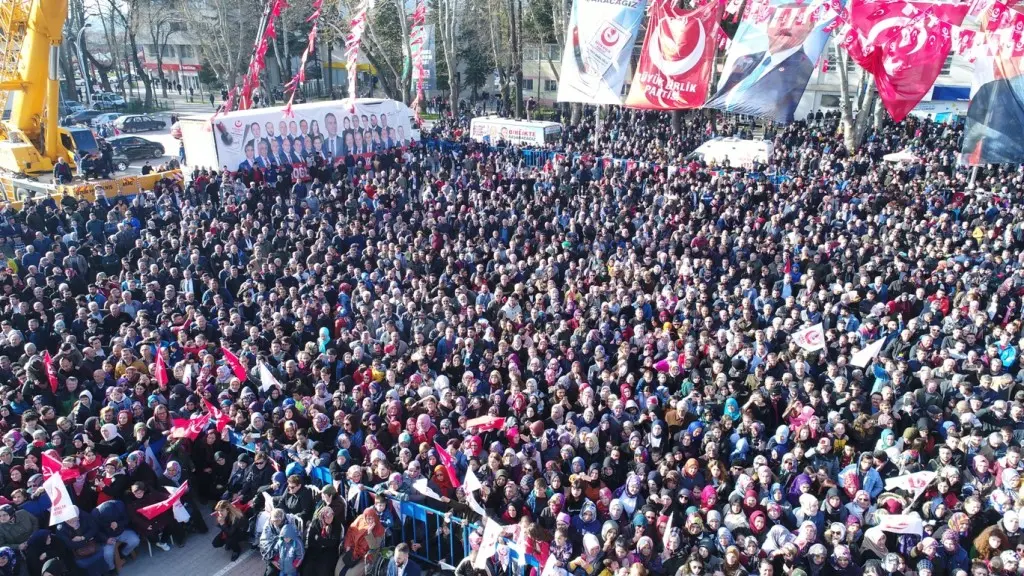 Haber: ON BİNLER BABAOĞLU İÇİN MEYDANI DOLDURDU - Galeri-1