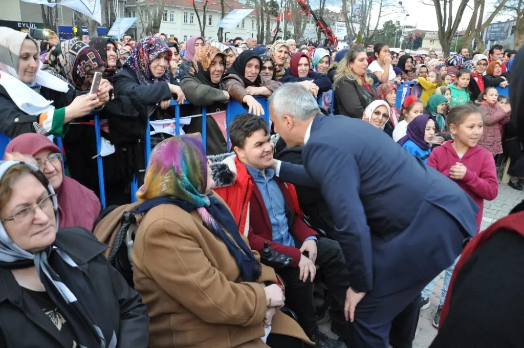 Haber: ON BİNLER BABAOĞLU İÇİN MEYDANI DOLDURDU - Galeri-14