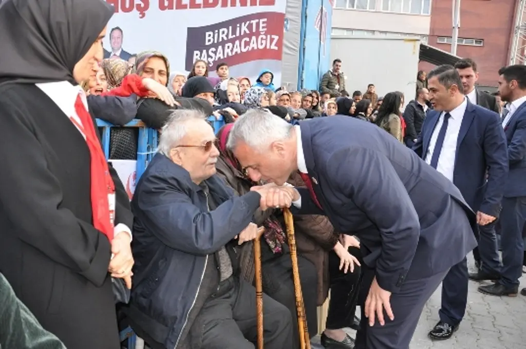 Haber: ON BİNLER BABAOĞLU İÇİN MEYDANI DOLDURDU - Galeri-10