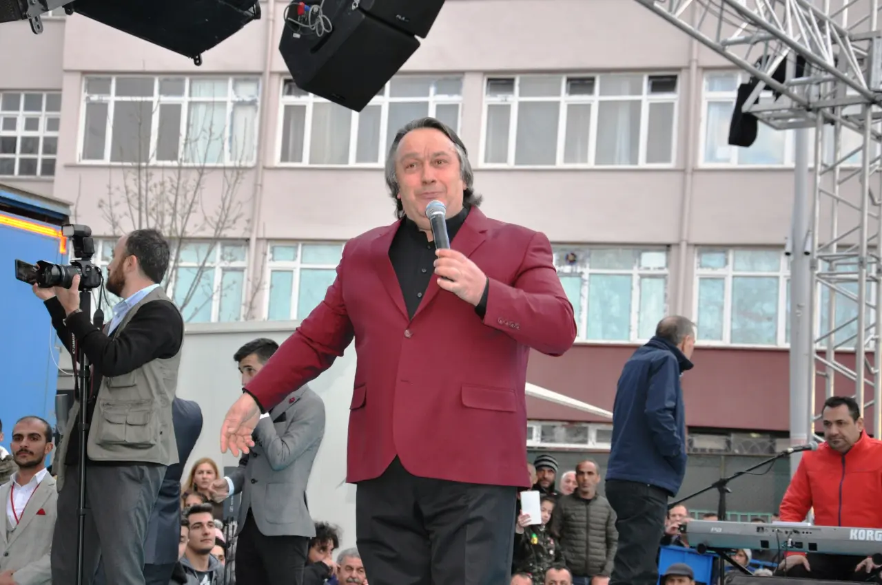 Haber: ON BİNLER BABAOĞLU İÇİN MEYDANI DOLDURDU - Galeri-16