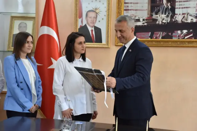 Başkan İçin Anlamlı Hediye