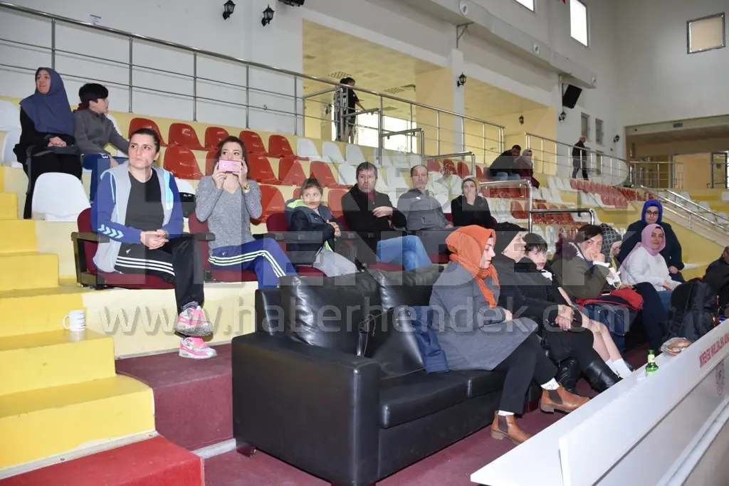 Haber: Minikler Hentbolda Büyükşehir İlk Maçtan Galip Ayrıldı - Galeri-4